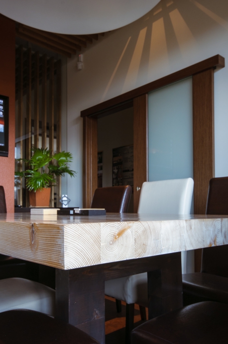 detaliu blat de masa din brad masiv patinat colorat