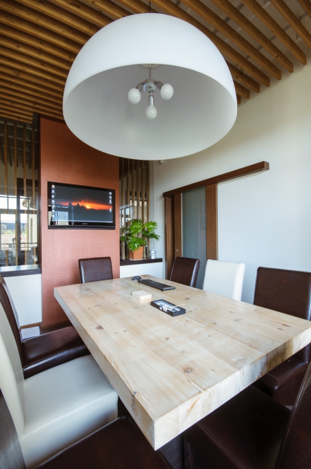 vedere in ansamblu sala de reuniune cu masa din brad masiv patinat colorat