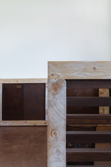 detaliu mobilier birou din brad masiv patinat colorat si usi din stejar masiv