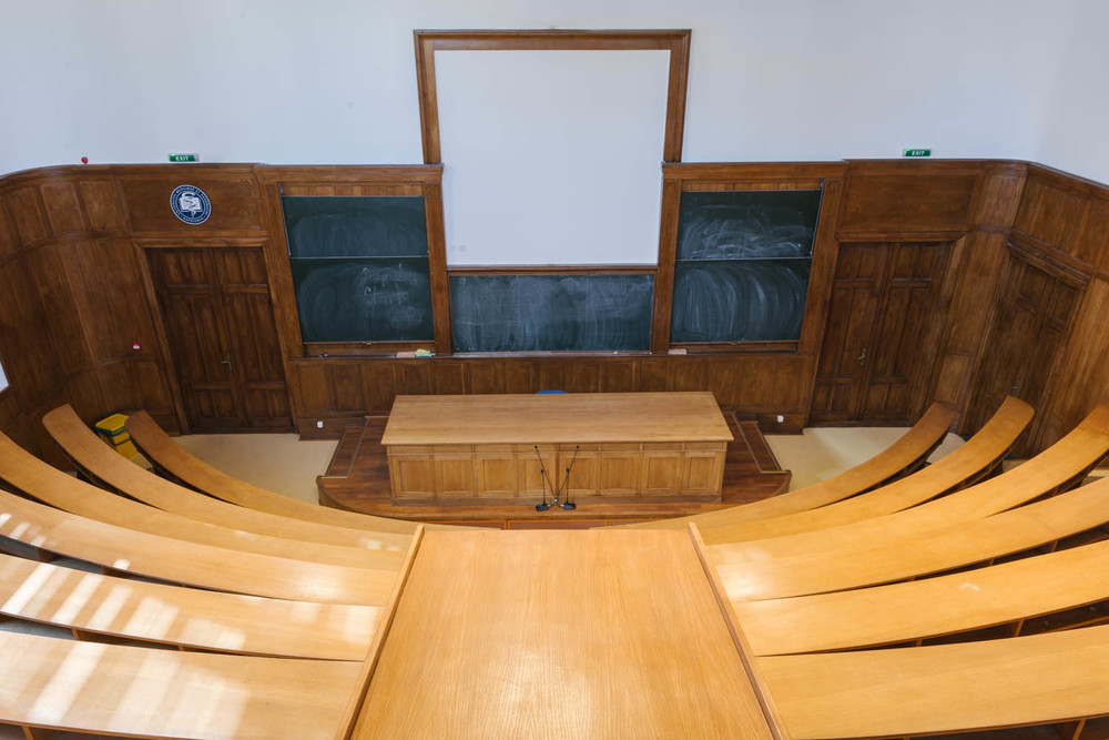 restaurare boazerie antica din stejar inclusiv usi intrare amfiteatru