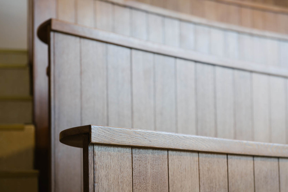 detaliu executie boazerie tip lambriu a bancilor