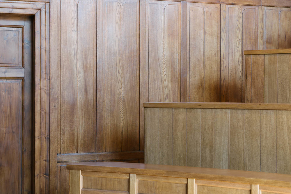 detaliu perete lateral tip lambriu din stejar antic restaurat 